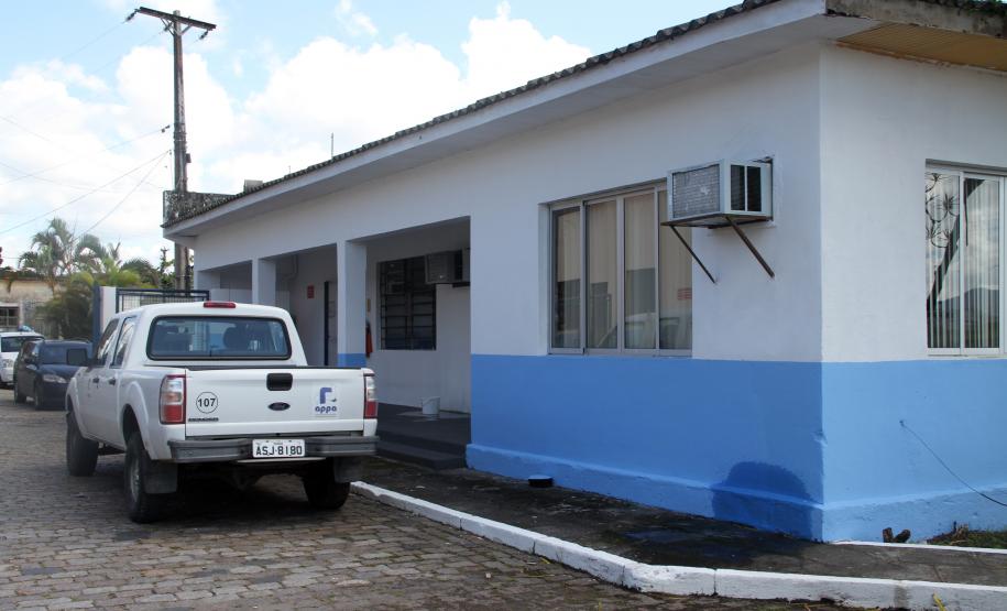 Nova direção do Porto de Antonina O novo diretor do Porto de Antonina, Luis Carlos de Souza, tomou posse do cargo nesta sexta-feira (1). Pela frente, ele encontra o desafio de dar andamento às mudanças propostas pelo Programa de Governo, em Antonina, que já começaram. Souza afirma que - assim como o Governador Beto Richa e o superintendente da Administração dos Portos de Paranaguá e Antonina (Appa), Luiz Henrique Dividino - vai trabalhar para ver o terminal novamente em destaque no cenário nacional.