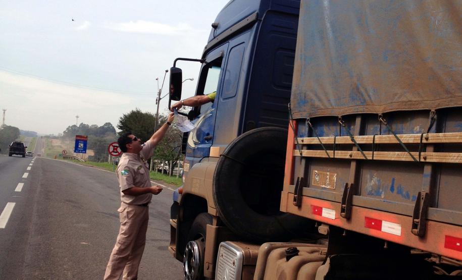 Operação Safra 2013 chega ao Interior do Estado A primeira ação da Caravana será a abordagem direta aos caminhoneiros na rodovia BR 277, região dos Campos Gerais. A partir desta atividade, a Caravana viaja todas as regiões do Estado, levando informação a todos os envolvidos no escoamento da safra deste ano.