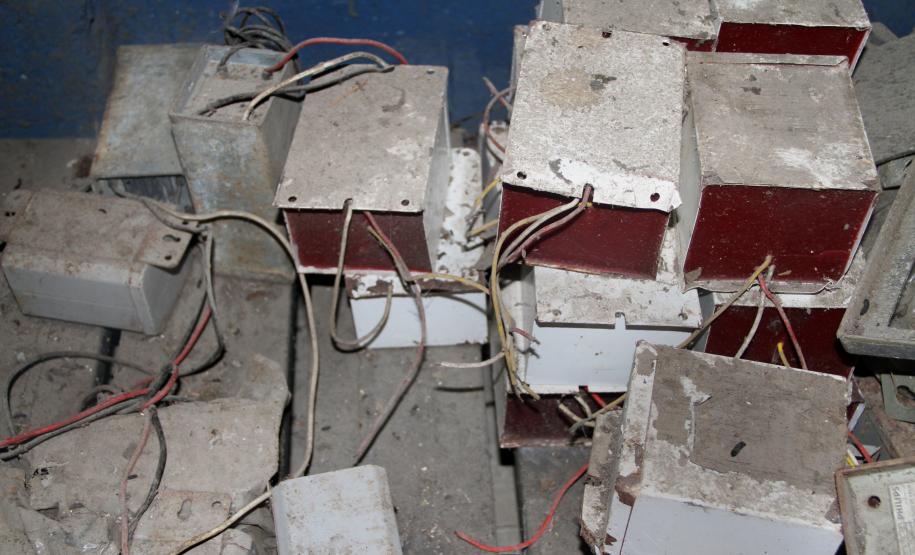 O superintendente da Administração dos Portos de Paranaguá e Antonina (Appa), Luiz Henrique Dividino, assinou, na última semana, a ordem de serviço 028, que autoriza, em caráter imediato, o serviço de licenciamento, manipulação, acondicionamento, transporte, processamento e destinação final de 38 capacitores elétricos que operavam com óleo Ascarel.