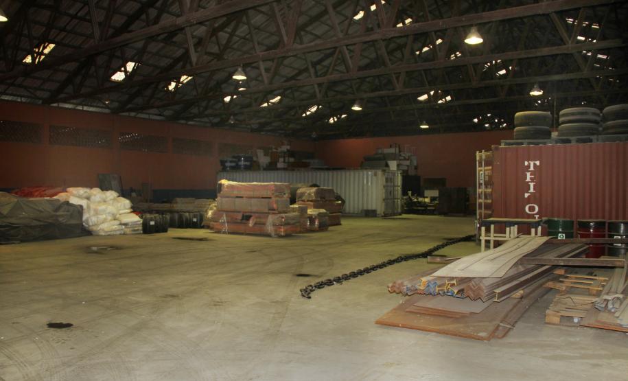 Não se sabe há quanto tempo este material está armazenado no Almoxarifado Central da APPA, mas os equipamentos elétricos que se utilizam deste tipo de óleo como componente estão proibidos desde 1981.