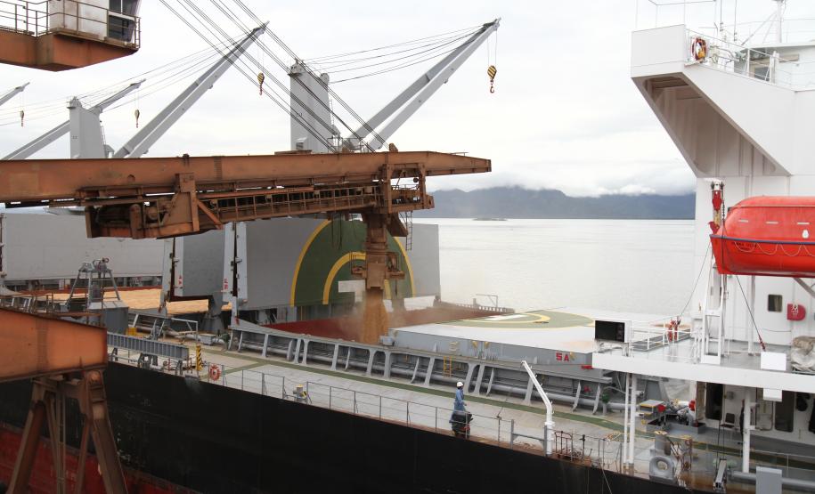 A procura pelo milho continua em alta no mercado brasileiro. Essa tendência pode ser sentida na movimentação atípica que tem se registrado no Porto de Paranaguá para a exportação do produto.