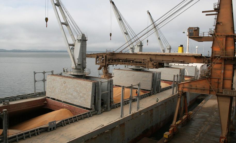 Até agora, o Porto de Paranaguá exportou quase 517 mil toneladas de soja e pouco mais de 556 mil toneladas do farelo. Em estoque, no Corredor de Exportação, existem 535,2 mil toneladas do complexo soja e, ao largo, 59 navios aguardam para carregar mais de três milhões de toneladas do produto. Ou seja, quase 70% dos navios que aguardam para atracar e receber soja em Paranaguá, ainda não tem disponibilidade do produto.