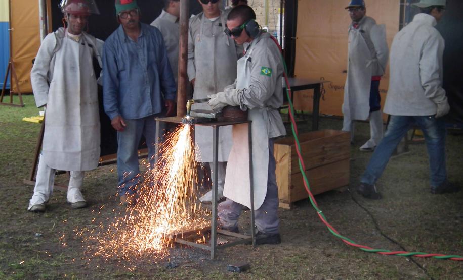 Techint recruta mão-de-obra no Porto de Antonina Em estrutura montada na área adquirida em 2012, empresa capacita antoninenses para atuar nas atividades de engenharia, suprimento, construção e montagem de unidades offshore