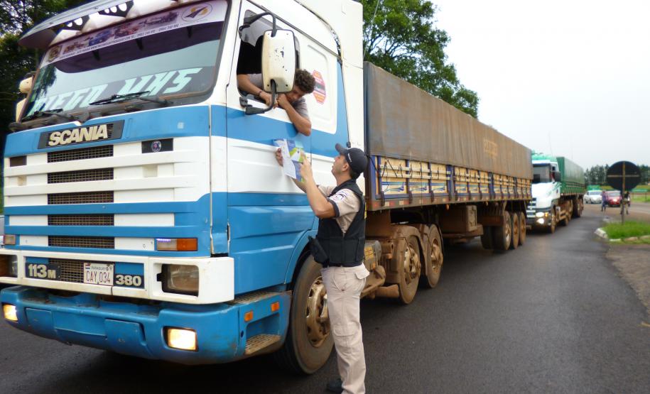 A Operação Safra está sendo intensificada a partir desta semana na região. Hoje (12), os transportadores de Cascavel estão sendo abordados.