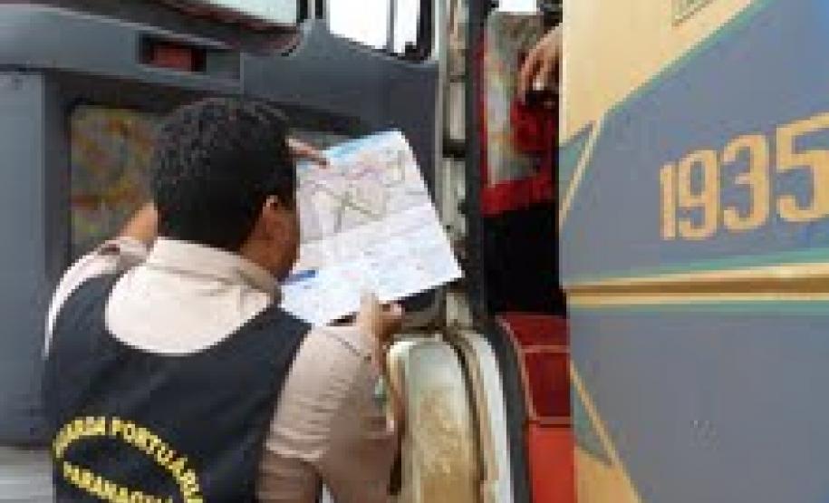 Operação Safra do Porto de Paranaguá chega à região de Cascavel Com a ajuda de oito agentes da PRF da região, Guardas Portuários entregam aos caminhoneiros os folders da Operação Safra.