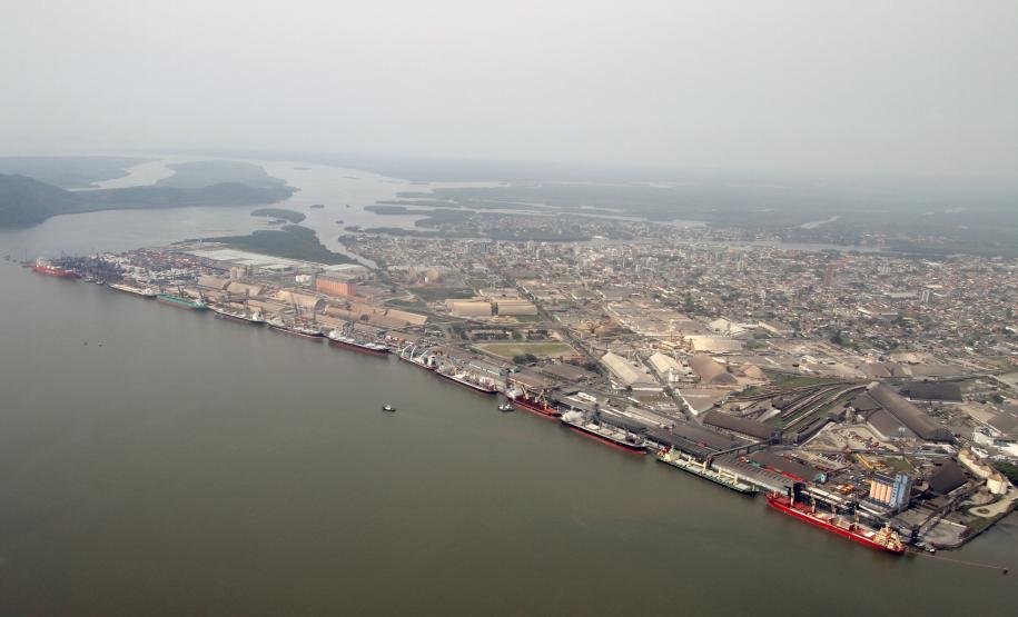 Governo do Paraná investe em segurança para a área portuária Com o objetivo de tornar os portos do Paraná mais seguros, governador autoriza a contratação de serviços de inspeção de cargas não invasiva, além da construção de muros, substituição de cercas e instalação de novos portões e grades para controle do acesso.