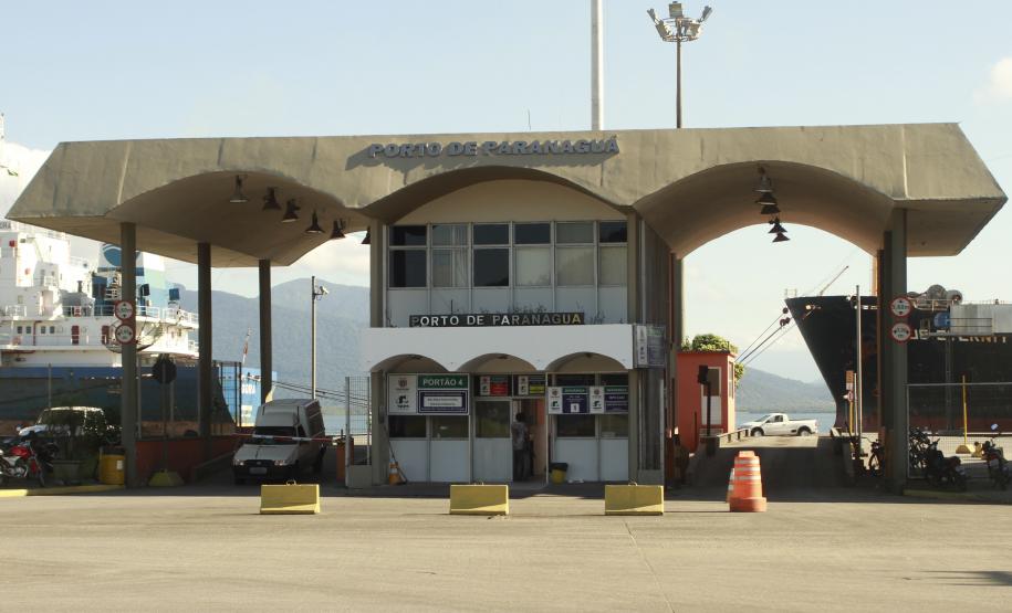 Com o objetivo de tornar os portos do Paraná mais seguros, governador autoriza a contratação de serviços de inspeção de cargas não invasiva, além da construção de muros, substituição de cercas e instalação de novos portões e grades para controle do acesso.