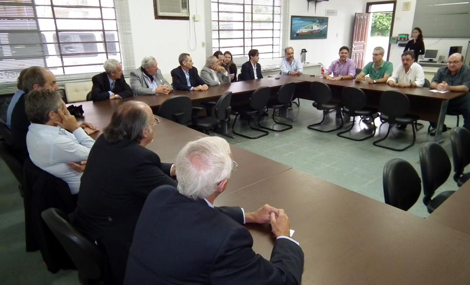 No Porto de Antonina, a comitiva visitou os terminais Barão de Teffé e Ponta do Félix.