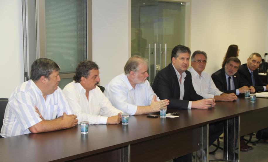 Delegação argentina de Santa Fé conhece os Portos do Paraná Nesta segunda-feira (18), a comitiva de representantes da província argentina de Santa Fé esteve nos portos de Paranaguá e Antonina. Recebidos pelo superintendente Luiz Henrique Dividino, e pelos diretores da Administração dos Portos do Paraná, os argentinos puderam tirar dúvidas e conhecer a estrutura dos terminais paranaenses. A visita técnica é um avanço rumo à consolidação da parceria anunciada em fevereiro pelo governador Beto Richa.