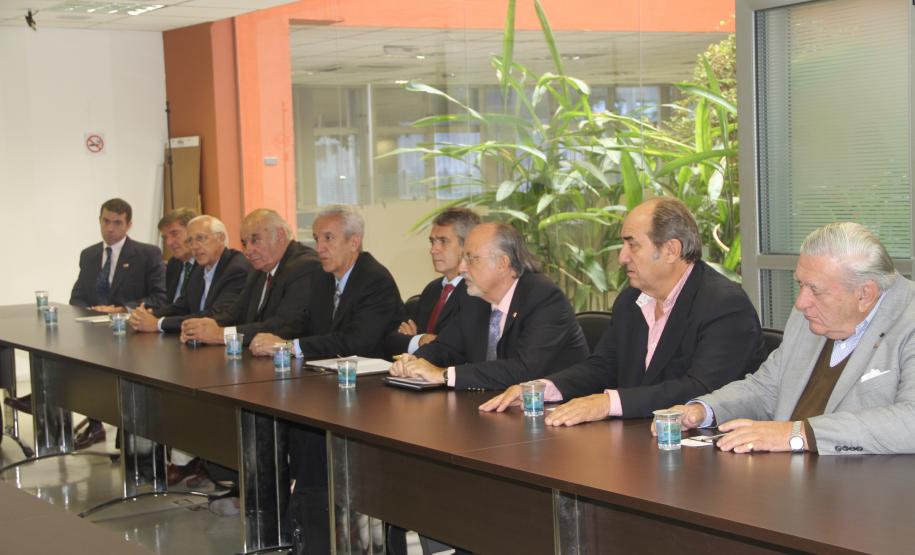 Delegação argentina de Santa Fé conhece os Portos do Paraná Nesta segunda-feira (18), a comitiva de representantes da província argentina de Santa Fé esteve nos portos de Paranaguá e Antonina. Recebidos pelo superintendente Luiz Henrique Dividino, e pelos diretores da Administração dos Portos do Paraná, os argentinos puderam tirar dúvidas e conhecer a estrutura dos terminais paranaenses. A visita técnica é um avanço rumo à consolidação da parceria anunciada em fevereiro pelo governador Beto Richa.