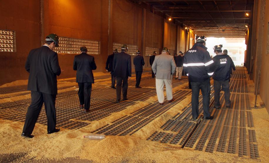 Delegação argentina de Santa Fé conhece os Portos do Paraná Nesta segunda-feira (18), a comitiva de representantes da província argentina de Santa Fé esteve nos portos de Paranaguá e Antonina. Recebidos pelo superintendente Luiz Henrique Dividino, e pelos diretores da Administração dos Portos do Paraná, os argentinos puderam tirar dúvidas e conhecer a estrutura dos terminais paranaenses. A visita técnica é um avanço rumo à consolidação da parceria anunciada em fevereiro pelo governador Beto Richa.