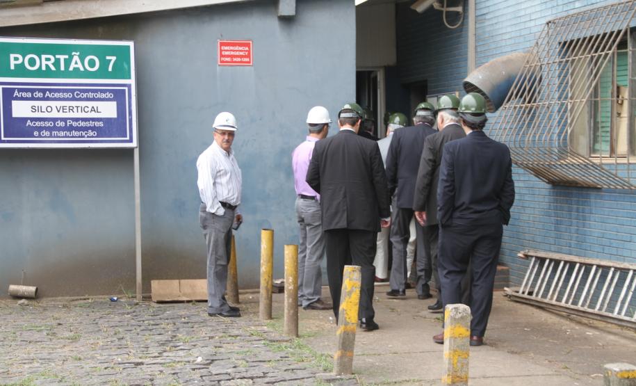 Delegação argentina de Santa Fé conhece os Portos do Paraná Nesta segunda-feira (18), a comitiva de representantes da província argentina de Santa Fé esteve nos portos de Paranaguá e Antonina. Recebidos pelo superintendente Luiz Henrique Dividino, e pelos diretores da Administração dos Portos do Paraná, os argentinos puderam tirar dúvidas e conhecer a estrutura dos terminais paranaenses. A visita técnica é um avanço rumo à consolidação da parceria anunciada em fevereiro pelo governador Beto Richa.