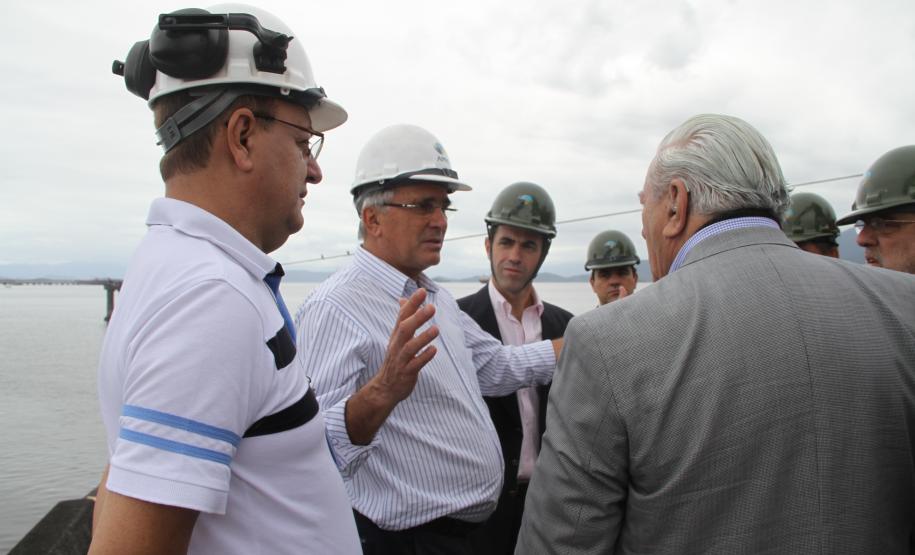 Delegação argentina de Santa Fé conhece os Portos do Paraná Nesta segunda-feira (18), a comitiva de representantes da província argentina de Santa Fé esteve nos portos de Paranaguá e Antonina. Recebidos pelo superintendente Luiz Henrique Dividino, e pelos diretores da Administração dos Portos do Paraná, os argentinos puderam tirar dúvidas e conhecer a estrutura dos terminais paranaenses. A visita técnica é um avanço rumo à consolidação da parceria anunciada em fevereiro pelo governador Beto Richa.
