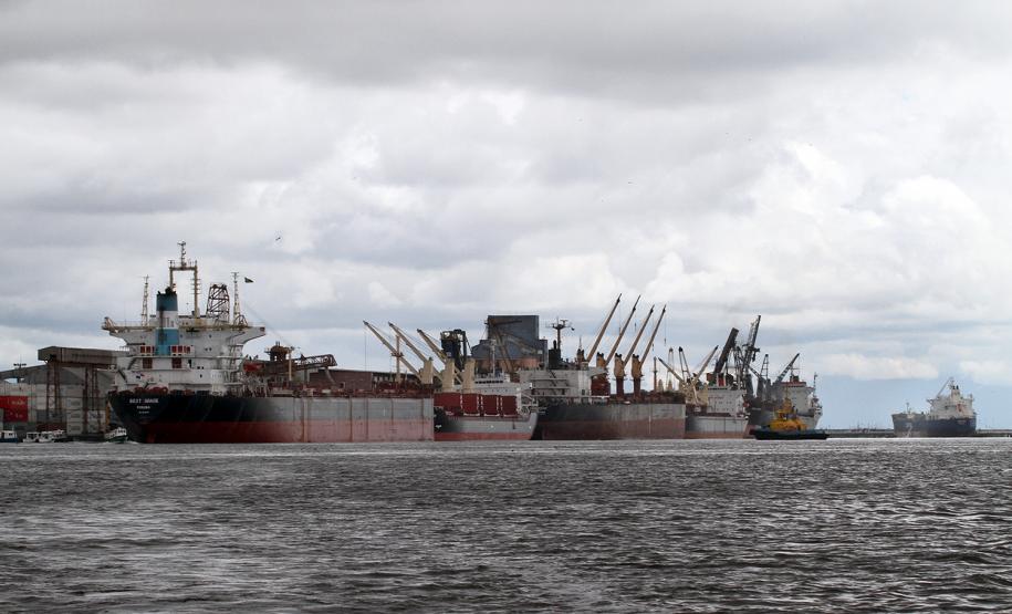 Paralisações causadas pela chuva atrapalham exportações de granéis pelo Porto de Paranaguá Em menos de três meses, foram 27 dias de embarques parados. No entanto, o Corredor de Exportação já movimentou, até o final de fevereiro, dois milhões de toneladas de grãos.