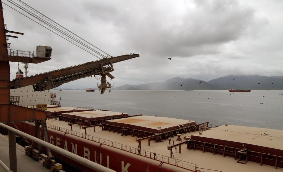 Paralisações causadas pela chuva atrapalham exportações de granéis pelo Porto de Paranaguá Em menos de três meses, foram 27 dias de embarques parados. No entanto, o Corredor de Exportação já movimentou, até o final de fevereiro, dois milhões de toneladas de grãos