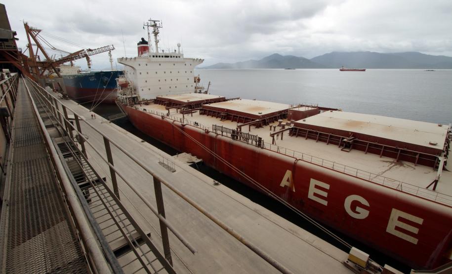 Paralisações causadas pela chuva atrapalham exportações de granéis pelo Porto de Paranaguá Em menos de três meses, foram 27 dias de embarques parados. No entanto, o Corredor de Exportação já movimentou, até o final de fevereiro, dois milhões de toneladas de grãos.