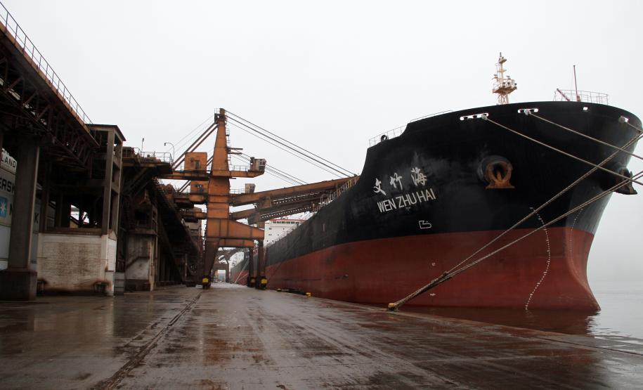 Paralisações causadas pela chuva atrapalham exportações de granéis pelo Porto de Paranaguá Em menos de três meses, foram 27 dias de embarques parados. No entanto, o Corredor de Exportação já movimentou, até o final de fevereiro, dois milhões de toneladas de grãos.