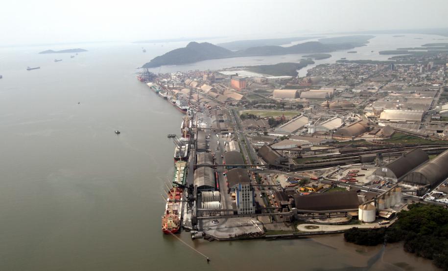 Ibama emite licença ambiental para dragagem de aprofundamento do Porto de Paranaguá Com a dragagem de aprofundamento, Canal da Galheta passará a ter 16 metros de profundidade e a bacia de evolução, 14 metros.