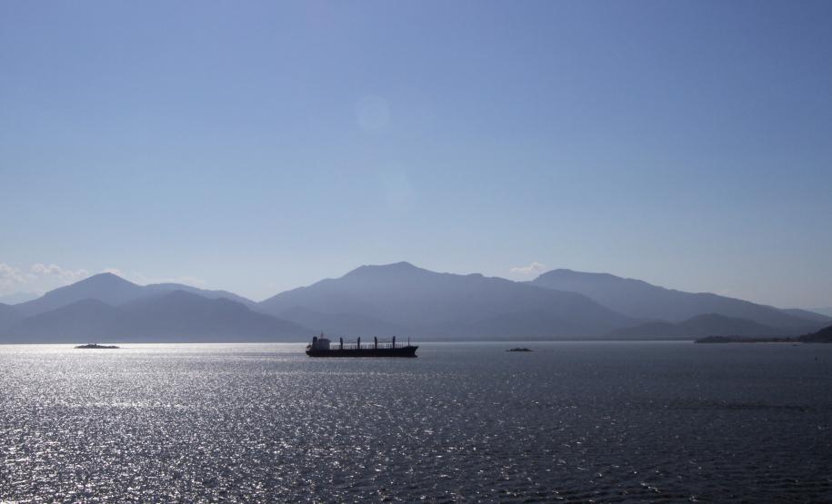 Ibama emite licença ambiental para dragagem de aprofundamento do Porto de Paranaguá Com a dragagem de aprofundamento, Canal da Galheta passará a ter 16 metros de profundidade e a bacia de evolução, 14 metros.