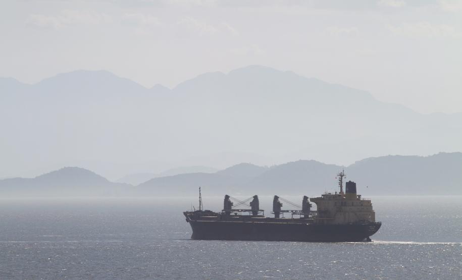 Ibama emite licença ambiental para dragagem de aprofundamento do Porto de Paranaguá Com a dragagem de aprofundamento, Canal da Galheta passará a ter 16 metros de profundidade e a bacia de evolução, 14 metros.