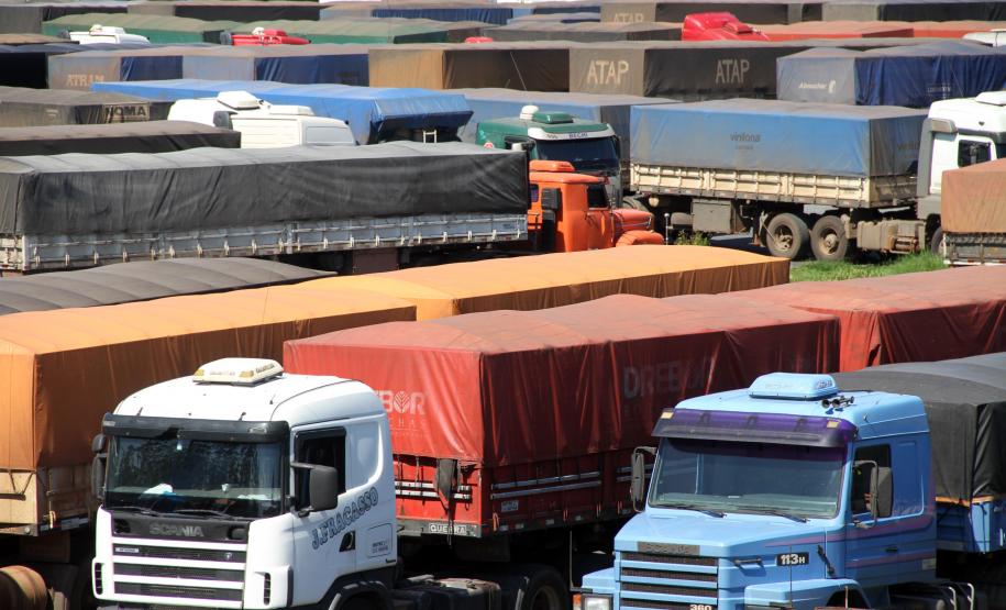 Operação Safra entra nas rodovias do Interior de São Paulo e faz informações chegarem até caminhões vindos do MT Na próxima semana, a primeira de abril, as informações sobre a descarga de grãos no Porto de Paranaguá chegam às rodovias do Interior de São Paulo. Os informativos da Operação Safra serão divulgados nas praças de pedágio nos municípios de Caiuá e Presidente Bernardes, na Rodovia Raposo Tavares (SP270). Os pontos são estratégicos para atingir os caminhoneiros vindos do Mato Grosso, segundo Estado de origem dos grãos descarregados no Porto de Paranaguá.