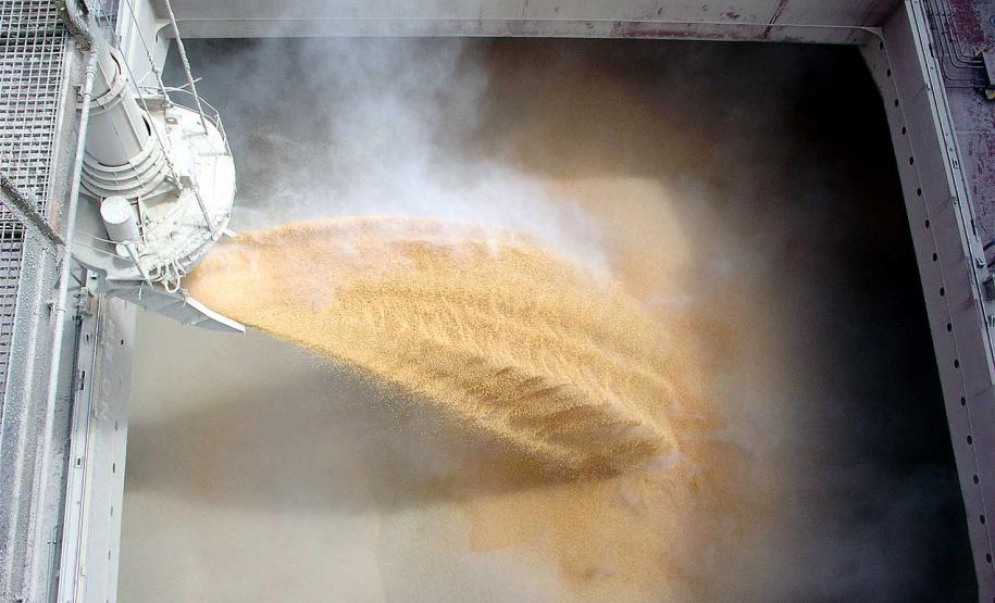 Operação Safra entra nas rodovias do Interior de São Paulo e faz informações chegarem até caminhões vindos do MT Na próxima semana, a primeira de abril, as informações sobre a descarga de grãos no Porto de Paranaguá chegam às rodovias do Interior de São Paulo. Os informativos da Operação Safra serão divulgados nas praças de pedágio nos municípios de Caiuá e Presidente Bernardes, na Rodovia Raposo Tavares (SP270). Os pontos são estratégicos para atingir os caminhoneiros vindos do Mato Grosso, segundo Estado de origem dos grãos descarregados no Porto de Paranaguá.