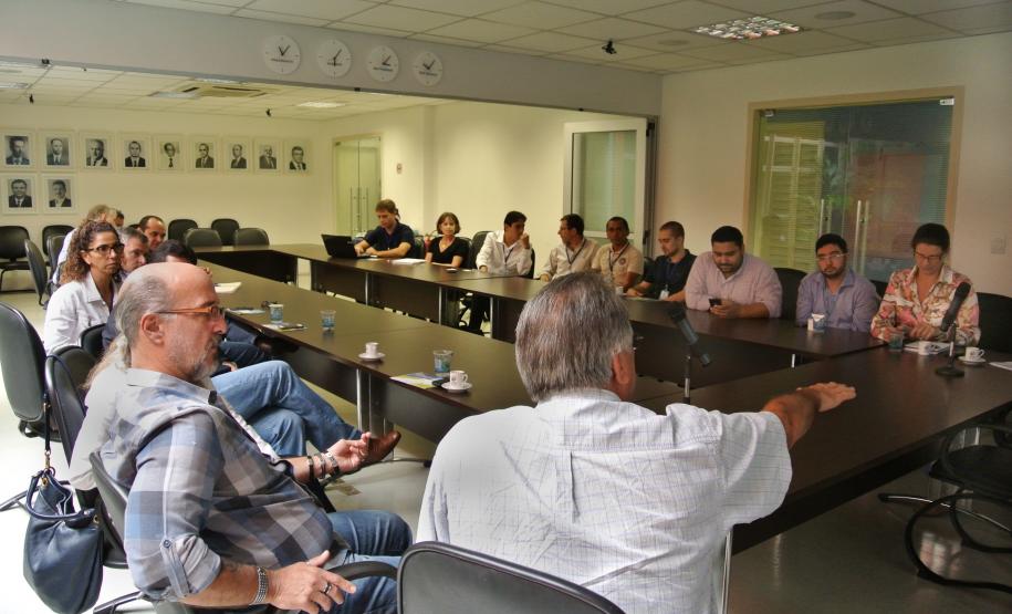 Conselheiro e Inspetoria do TCE visitam o Porto de Paranaguá Acompanhados do ex-presidente Conselheiro Fernando Guimarães, integrantes da 4ª Inspetoria de Controle Externo (ICE) do Tribunal de Contas do Estado do Paraná (TCE-PR) estiveram no Porto de Paranaguá nesta quarta-feira (27)