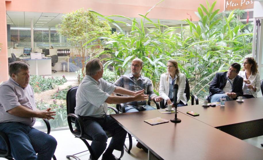 Conselheiro e Inspetoria do TCE visitam o Porto de Paranaguá Acompanhados do ex-presidente Conselheiro Fernando Guimarães, integrantes da 4ª Inspetoria de Controle Externo (ICE) do Tribunal de Contas do Estado do Paraná (TCE-PR) estiveram no Porto de Paranaguá nesta quarta-feira (27)