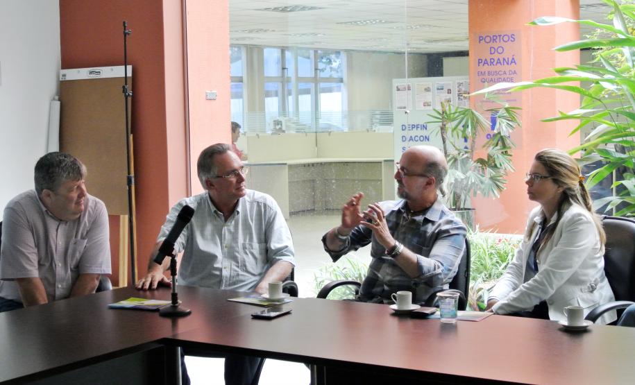 Conselheiro e Inspetoria do TCE visitam o Porto de Paranaguá Acompanhados do ex-presidente Conselheiro Fernando Guimarães, integrantes da 4ª Inspetoria de Controle Externo (ICE) do Tribunal de Contas do Estado do Paraná (TCE-PR) estiveram no Porto de Paranaguá nesta quarta-feira (27)