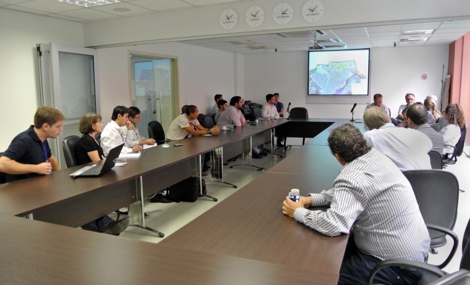 Conselheiro e Inspetoria do TCE visitam o Porto de Paranaguá Acompanhados do ex-presidente Conselheiro Fernando Guimarães, integrantes da 4ª Inspetoria de Controle Externo (ICE) do Tribunal de Contas do Estado do Paraná (TCE-PR) estiveram no Porto de Paranaguá nesta quarta-feira (27)