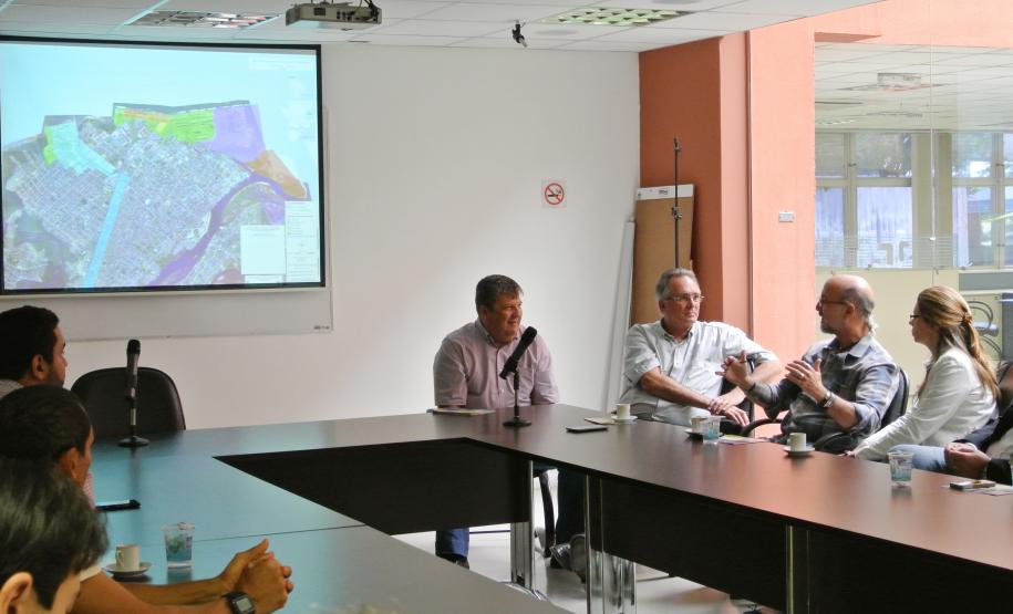 Conselheiro e Inspetoria do TCE visitam o Porto de Paranaguá Acompanhados do ex-presidente Conselheiro Fernando Guimarães, integrantes da 4ª Inspetoria de Controle Externo (ICE) do Tribunal de Contas do Estado do Paraná (TCE-PR) estiveram no Porto de Paranaguá nesta quarta-feira (27)