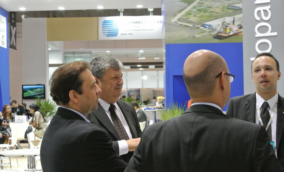 Portos de Paranaguá e Antonina participam mais uma vez da maior feira de logística da América Latina, acompanhados de parceiros logísticos. Na foto, o diretor administrativo financeiro, Carlos Roberto Frísoli, recebe representantes da Antaq.