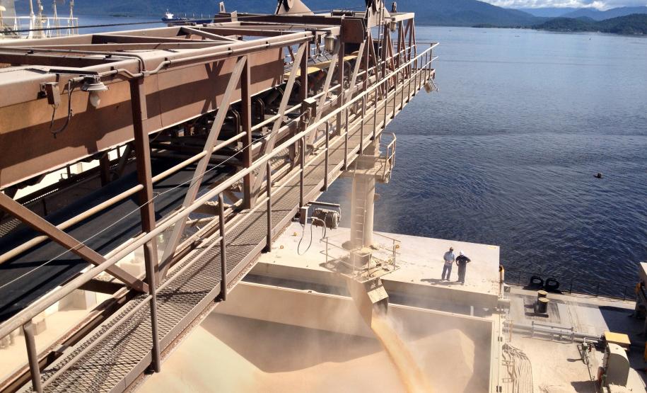 Portos do Paraná fecham trimestre com chuva intensa e alta na exportação de milho A movimentação do milho se estendeu até março sobretudo por conta das intensas chuvas. Relatórios estatísticos da Appa apontam que no primeiro trimestre deste ano, as paralisações nos embarques causadas por chuva somaram 31 dias. No ano passado, no mesmo período, foram 15 dias de paralisação.
