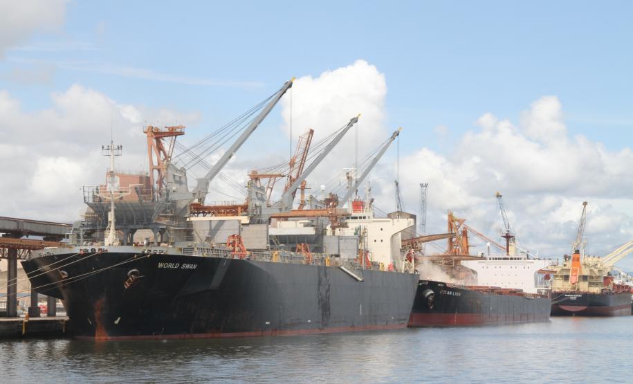 Portos do Paraná fecham trimestre com chuva intensa e alta na exportação de milho Apesar da chuva, aumento geral foi puxado pelas operações dos granéis sólidos agrícolas. Destaque para a exportação de milho e açúcar e importação dos fertilizantes.