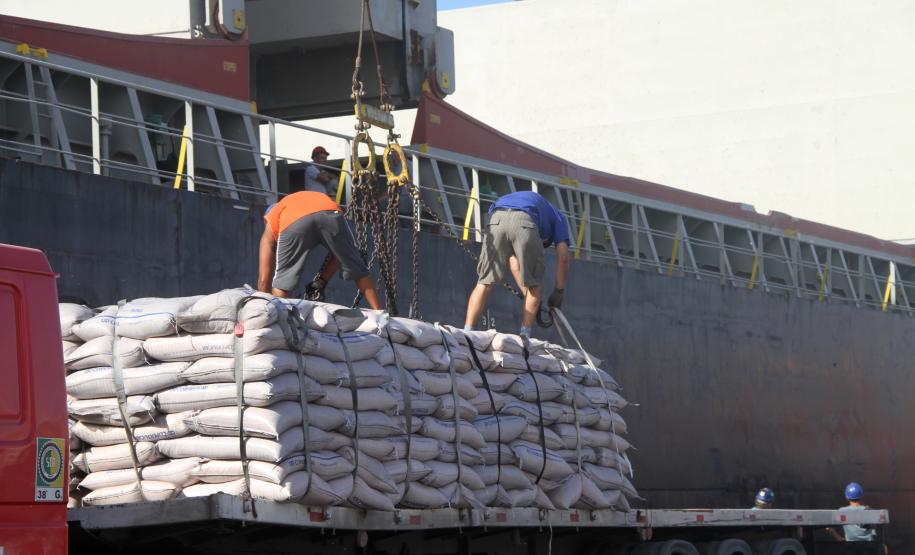 Portos do Paraná fecham trimestre com chuva intensa e alta na exportação de milho O volume de açúcar exportado, no primeiro trimestre deste ano, também é maior em comparação com o período de 2012. Até o último mês de março, foram mais de 846 mil toneladas embarcadas, 88% a mais que o registro do ano passado, quando foram exportadas quase 451 mil toneladas.