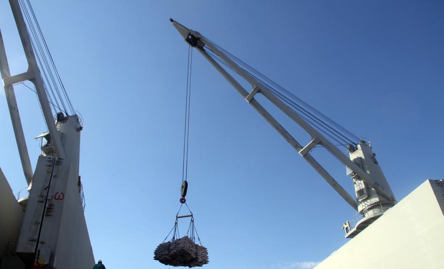 Portos do Paraná fecham trimestre com chuva intensa e alta na exportação de milho Um dos motivos apontados para o aquecimento do mercado do açúcar é o preço convidativo para os compradores internacionais. “Em média, os preços do açúcar no mercado internacional estão dez por cento menores. Com isso, a procura pelo produto aumenta e o mercado fica mais aquecido”, explica o engenheiro agrônomo Disonei Zampieri, da Secretaria de Estado de Agricultura e Abastecimento.
