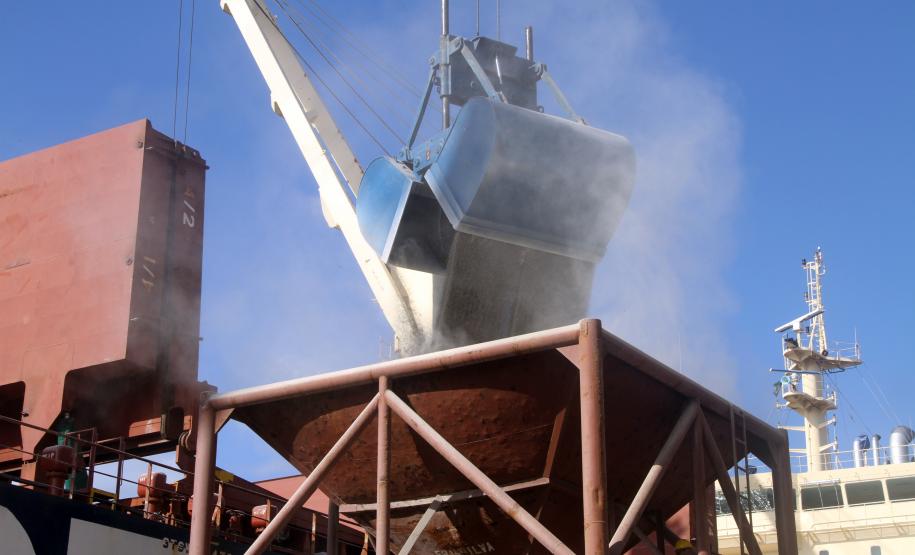 Portos do Paraná fecham trimestre com chuva intensa e alta na exportação de milho Fertilizantes – Ainda de acordo com Zampieri, ao contrário do que acontece com o açúcar, os preços da soja e do milho estão melhores para o exportador. Com isso, quem vende os produtos antecipa a compra dos insumos, principalmente dos fertilizantes.