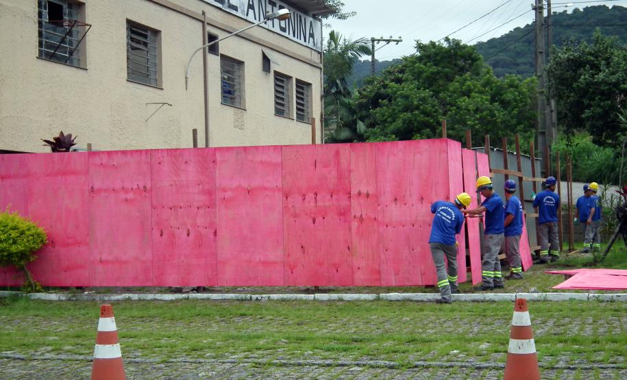 Começam as obras de revitalização do Porto de Antonina Depois de 40 anos sem qualquer tipo de investimento na melhoria da infraestrutura, o terminal público do Porto de Antonina está passando por uma ampla reforma. O prédio administrativo e a guarita de controle estão sendo revitalizados. Ao todo, a Administração dos Portos de Paranaguá e Antonina (Appa) está investindo R$ 591 mil de recursos próprios para recuperar os prédios.