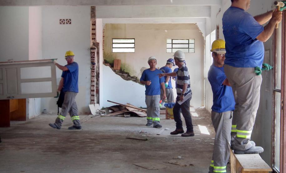 Começam as obras de revitalização do Porto de Antonina Depois de 40 anos sem qualquer tipo de investimento na melhoria da infraestrutura, o terminal público do Porto de Antonina está passando por uma ampla reforma. O prédio administrativo e a guarita de controle estão sendo revitalizados. Ao todo, a Administração dos Portos de Paranaguá e Antonina (Appa) está investindo R$ 591 mil de recursos próprios para recuperar os prédios.