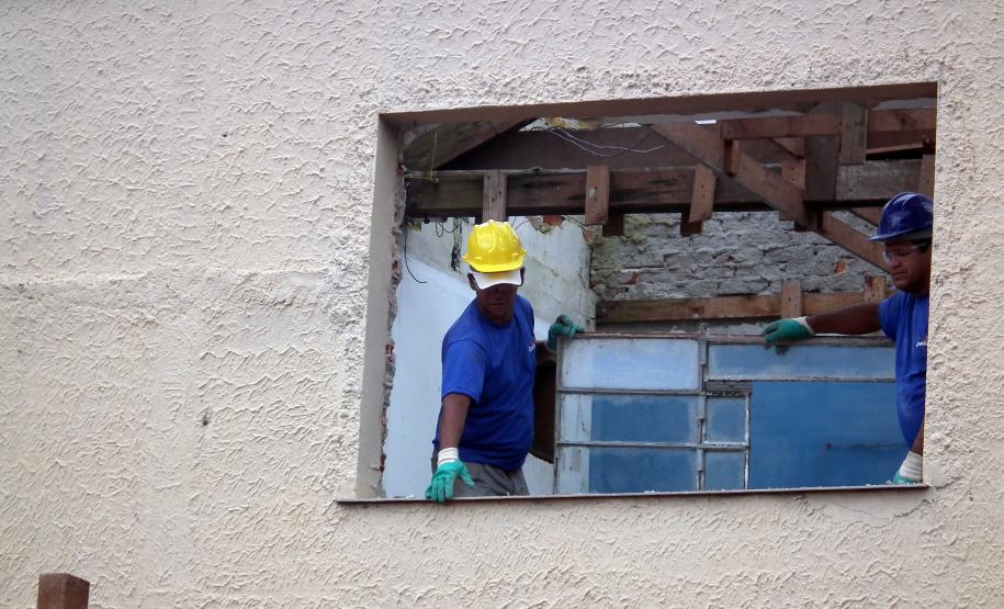 Começam as obras de revitalização do Porto de Antonina Depois de 40 anos sem qualquer tipo de investimento na melhoria da infraestrutura, o terminal público do Porto de Antonina está passando por uma ampla reforma. O prédio administrativo e a guarita de controle estão sendo revitalizados. Ao todo, a Administração dos Portos de Paranaguá e Antonina (Appa) está investindo R$ 591 mil de recursos próprios para recuperar os prédios.