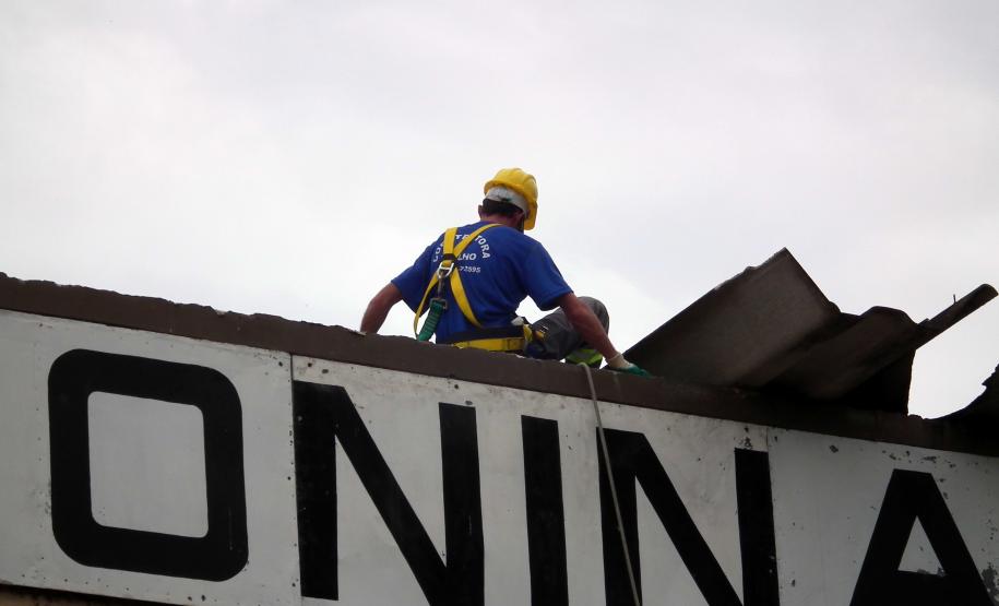 Começam as obras de revitalização do Porto de Antonina Depois de 40 anos sem qualquer tipo de investimento na melhoria da infraestrutura, o terminal público do Porto de Antonina está passando por uma ampla reforma. O prédio administrativo e a guarita de controle estão sendo revitalizados. Ao todo, a Administração dos Portos de Paranaguá e Antonina (Appa) está investindo R$ 591 mil de recursos próprios para recuperar os prédios.