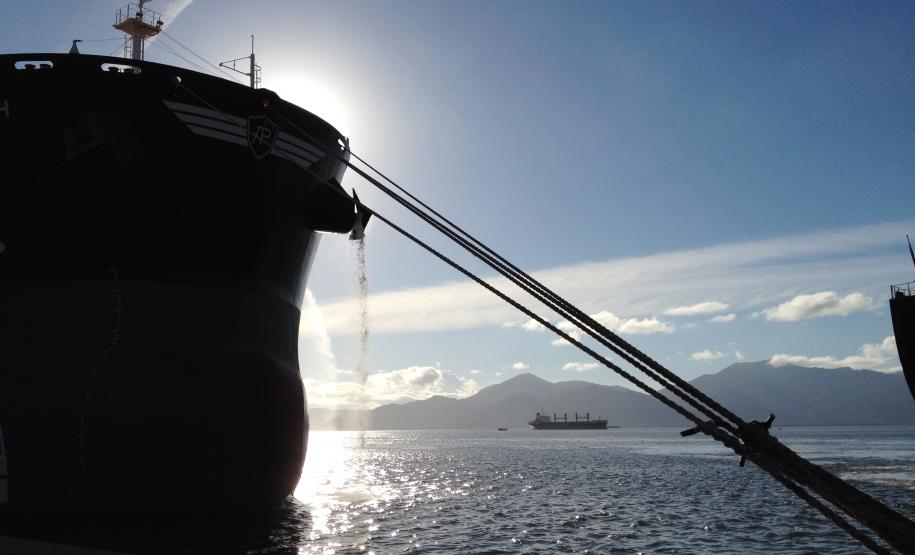 Nota de Esclarecimento Sobre as manifestações de um grupo de pescadores em Paranaguá, alegando que a dragagem do Canal da Galheta tem prejudicado o trabalho deles, a Appa tem a informar que: desde 2009, os Portos Paranaenses trabalham no processo de obtensão da licença ambiental. Todas as exigências e condicionantes exigidas pelos órgãos ambientais competentes foram e estão sendo cumpridas.
