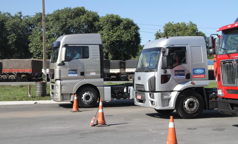 Caminhoneiros recebem informações sobre a safra e legislação em Paranaguá O secretário de infraestrutura e logística, José Richa Filho, abriu na tarde desta segunda-feira, em Paranaguá, a 17ª Exposafra. O evento, realizado anualmente pela Revista Caminhoneiro no Pátio de Triagem do Porto de Paranaguá, apresenta novidades no setor automotivo aos caminhoneiros, além de informações na área de saúde, trânsito e legislação.