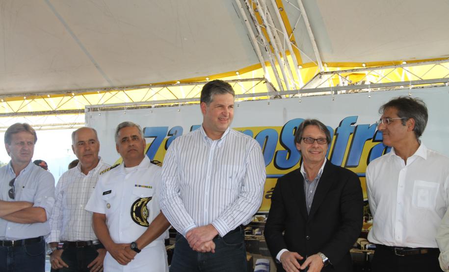 Caminhoneiros recebem informações sobre a safra e legislação em Paranaguá O secretário de infraestrutura e logística, José Richa Filho, abriu na tarde desta segunda-feira, em Paranaguá, a 17ª Exposafra. O evento, realizado anualmente pela Revista Caminhoneiro no Pátio de Triagem do Porto de Paranaguá, apresenta novidades no setor automotivo aos caminhoneiros, além de informações na área de saúde, trânsito e legislação.