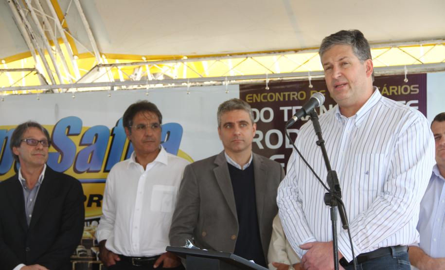 Caminhoneiros recebem informações sobre a safra e legislação em Paranaguá O secretário de infraestrutura e logística, José Richa Filho, abriu na tarde desta segunda-feira, em Paranaguá, a 17ª Exposafra. O evento, realizado anualmente pela Revista Caminhoneiro no Pátio de Triagem do Porto de Paranaguá, apresenta novidades no setor automotivo aos caminhoneiros, além de informações na área de saúde, trânsito e legislação.