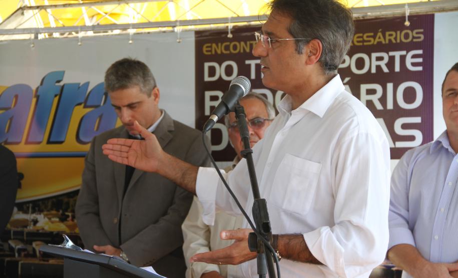 Caminhoneiros recebem informações sobre a safra e legislação em Paranaguá O secretário de infraestrutura e logística, José Richa Filho, abriu na tarde desta segunda-feira, em Paranaguá, a 17ª Exposafra. O evento, realizado anualmente pela Revista Caminhoneiro no Pátio de Triagem do Porto de Paranaguá, apresenta novidades no setor automotivo aos caminhoneiros, além de informações na área de saúde, trânsito e legislação.