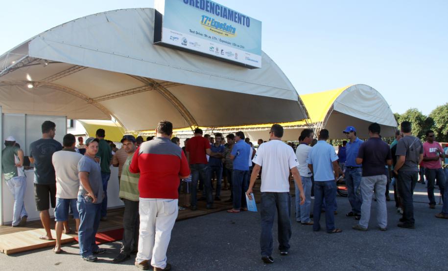 Caminhoneiros recebem informações sobre a safra e legislação em Paranaguá O secretário de infraestrutura e logística, José Richa Filho, abriu na tarde desta segunda-feira, em Paranaguá, a 17ª Exposafra. O evento, realizado anualmente pela Revista Caminhoneiro no Pátio de Triagem do Porto de Paranaguá, apresenta novidades no setor automotivo aos caminhoneiros, além de informações na área de saúde, trânsito e legislação.