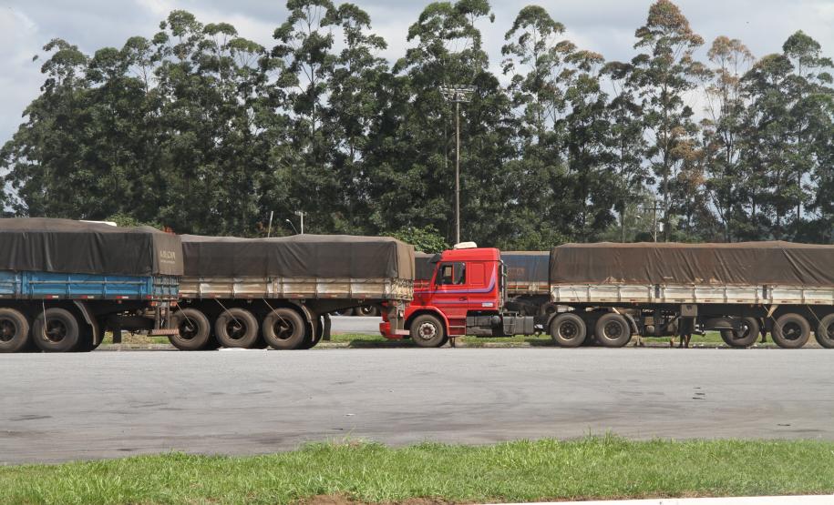 Motoristas recebem liberação de descarga por SMS em Paranaguá Os outros meios de chamada dos motoristas para a descarga continuam funcionando. No Pátio de Triagem do Porto de Paranaguá, para isso, existem os avisos sonoros e as listas afixadas em frente aos guichês dos operadores.