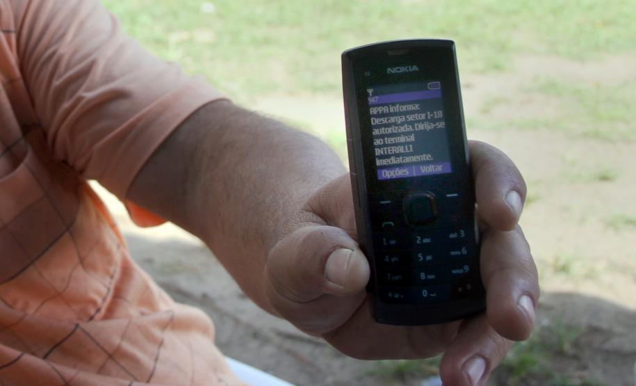 Motoristas recebem liberação de descarga por SMS em Paranaguá Agora os caminhoneiros que aguardam no Pátio de Triagem do Porto de Paranaguá recebem mensagem no celular, avisando da liberação do terminal para descarregar os grãos no Corredor de Exportação. Essa nova ferramenta do sistema de gerenciamento da descarga de grãos da Administração dos Portos de Paranaguá e Antonina (Appa) auxilia na redução do tempo de espera e agiliza o processo de escoamento dos grãos.