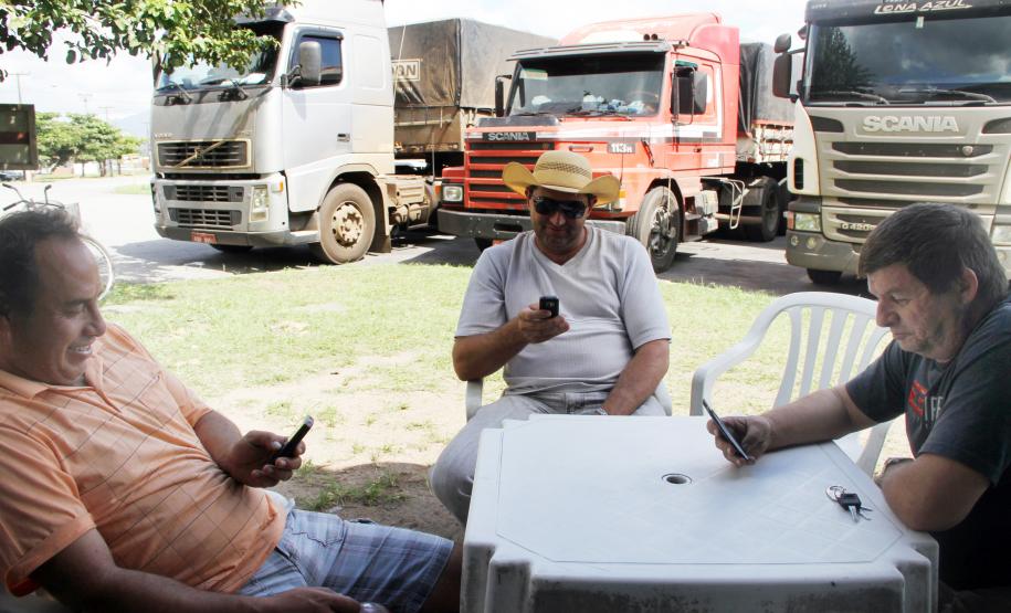 Motoristas recebem liberação de descarga por SMS em Paranaguá De Mafra, Santa Catarina, João Carlos aguarda para descarregar soja no Porto de Paranaguá. Esta é a terceira viagem dele desde a semana passada. Nas duas anteriores, eles já recebeu o aviso pelo celular. Também de Mafra, o motorista Ivonei Fabris conta que a primeira vez que recebeu a mensagem até achou que fosse engano. Porém, ele diz que agora que sabe que é de verdade, aprova.
